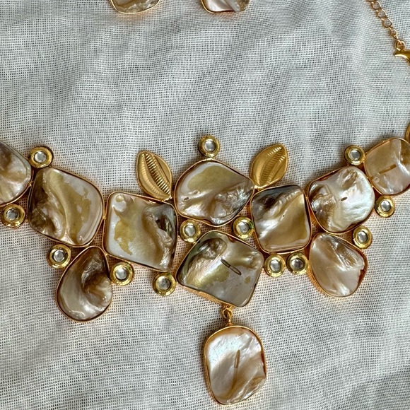 Brand new vintage gold plated baroque pearl brass necklace with stud earrings - Picture 3 of 3